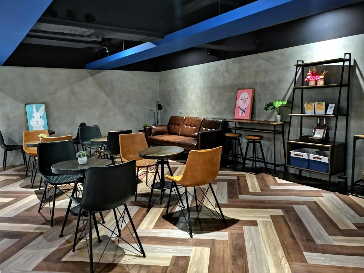 Holo Hotel Тайнан Екстериор снимка