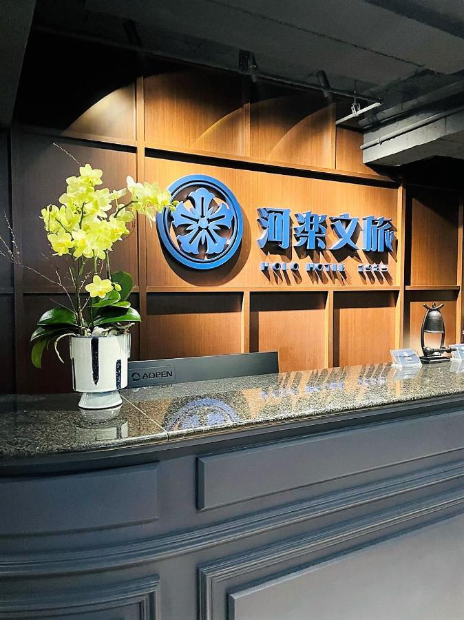 Holo Hotel Тайнан Екстериор снимка