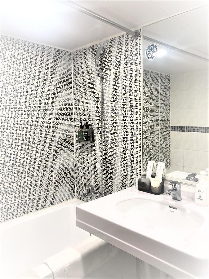 Holo Hotel Тайнан Екстериор снимка