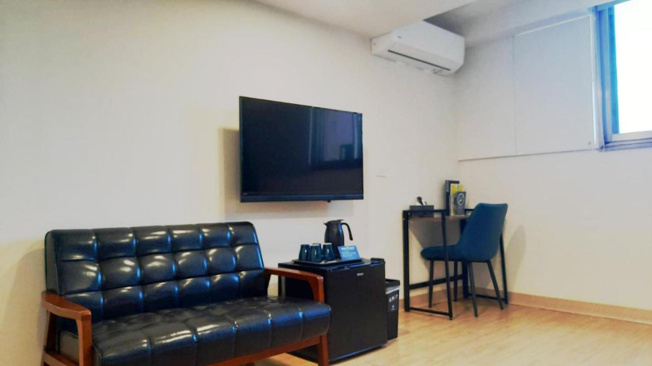 Holo Hotel Тайнан Екстериор снимка