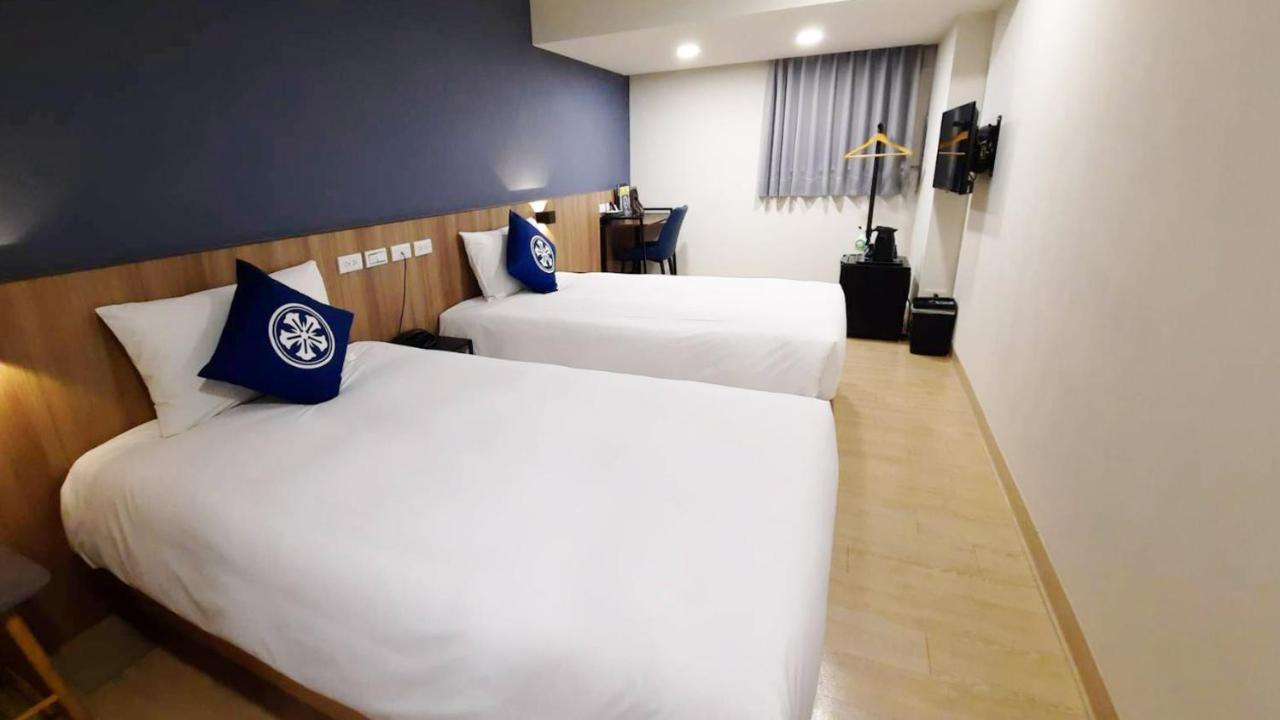 Holo Hotel Тайнан Екстериор снимка