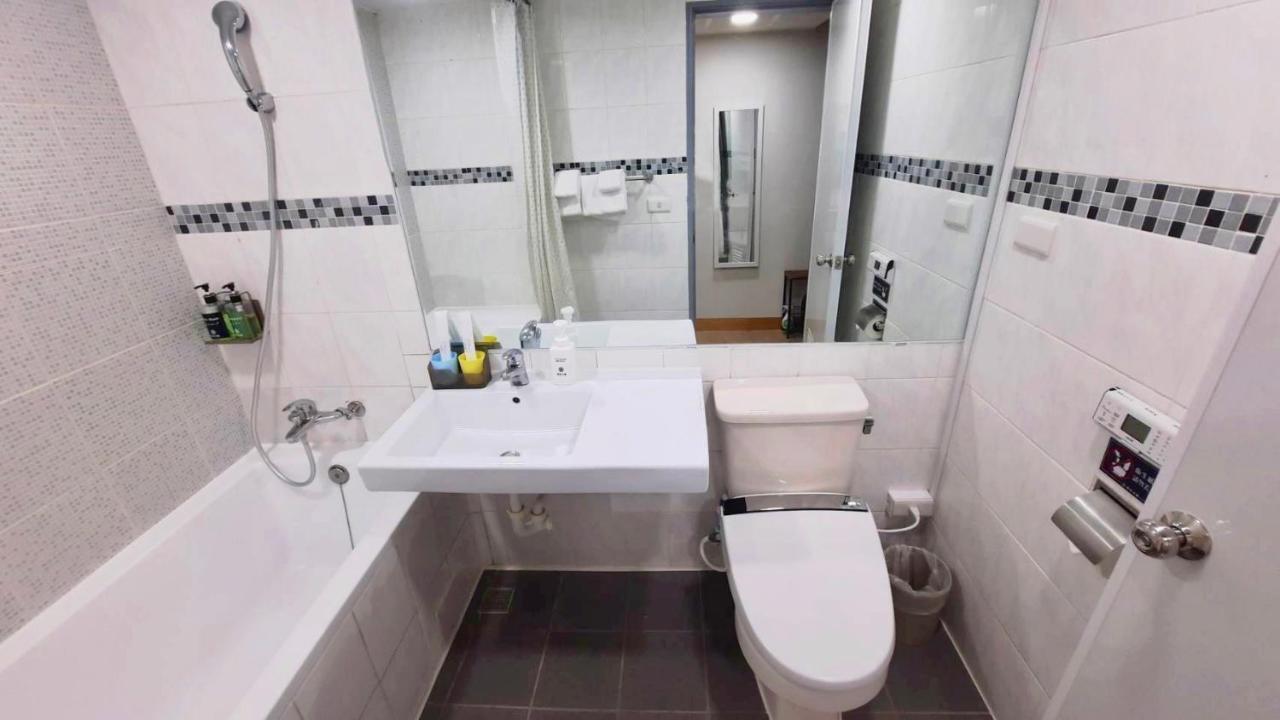 Holo Hotel Тайнан Екстериор снимка